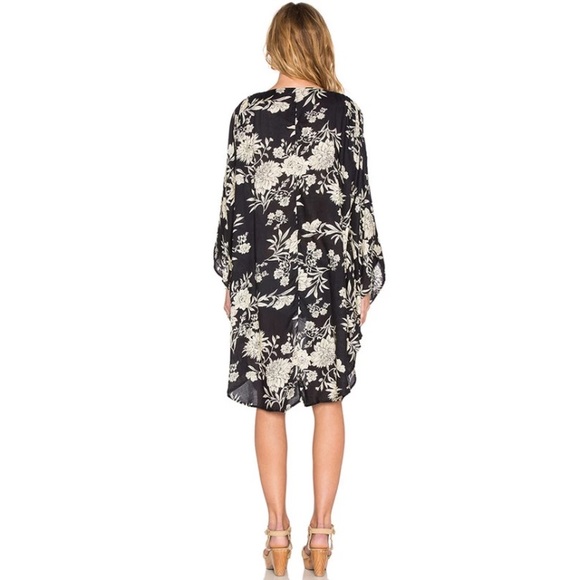 5⭐️Fave Black and White Kimono - Picture 2 of 8